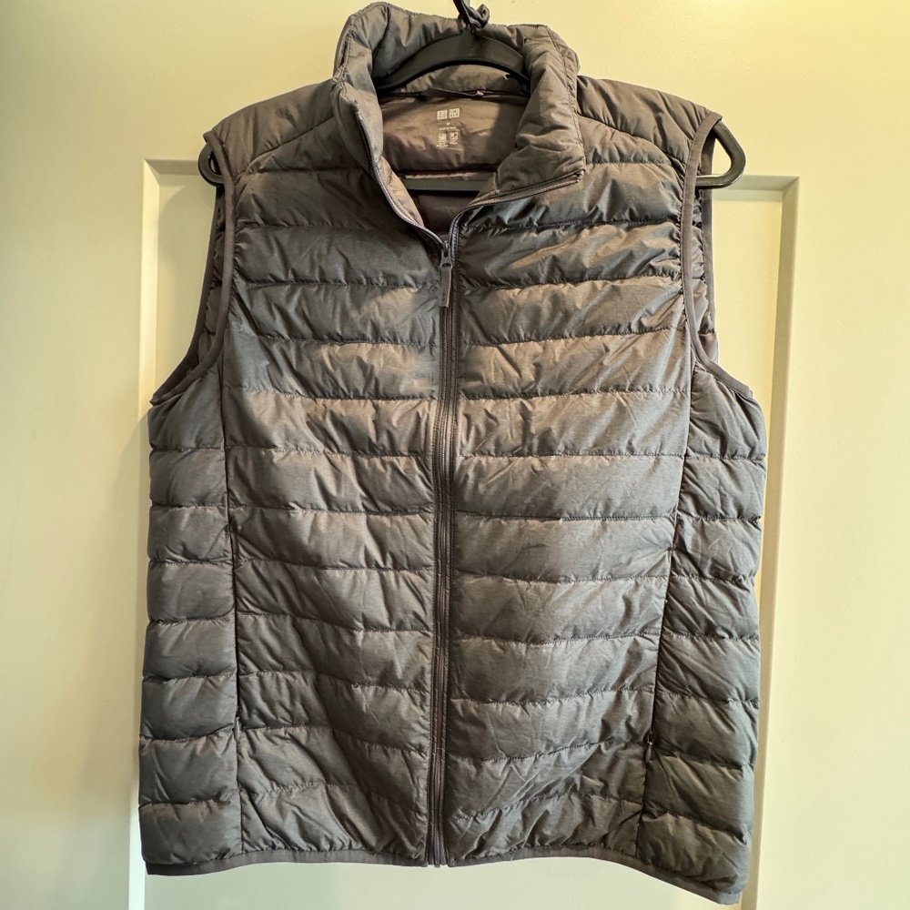 Uniqlo Puffer Vest Gray with travel sack